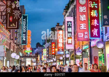 I pedoni attraversano Shangxiajiu Strada Pedonale. La strada è il principale quartiere dello shopping della città. Foto Stock