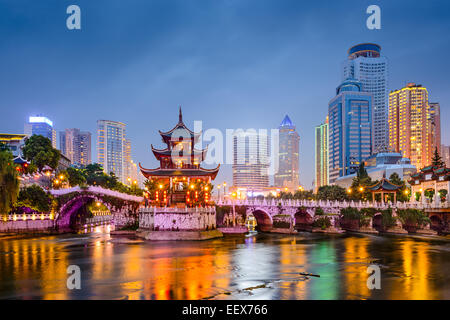 Guiyang, Cina skyline al Padiglione Jiaxiu sul Fiume Nanming. Foto Stock