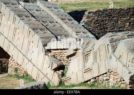 Crollo di una grande stele giacendo attraverso Nefas Mawcha la tomba nel nord della stele Campo in Aksum, l'Etiopia settentrionale,Africa Foto Stock