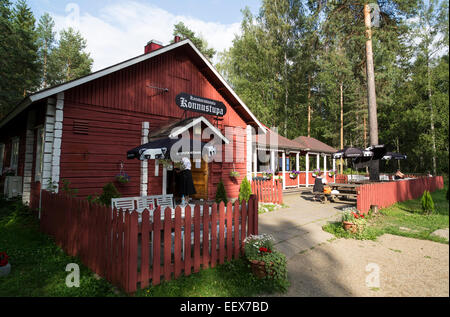 Old log cabin che serve come piccolo ristorante estivo per i turisti . Konnustupa , Konnuksen kanava , Finlandia Foto Stock