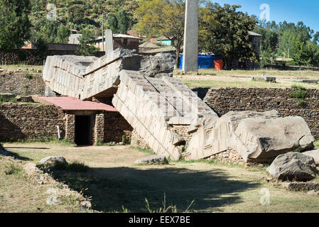 Crollo di una grande stele giacendo attraverso Nefas Mawcha la tomba nel nord della stele Campo in Aksum, l'Etiopia settentrionale,Africa Foto Stock