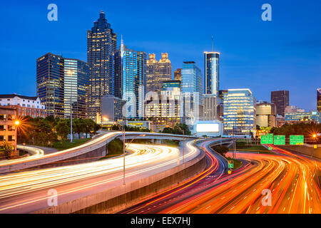 Atlanta, Georgia, Stati Uniti d'America downtown skyline della città oltre la Interstate. Foto Stock