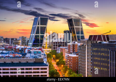 Madrid, Spagna il quartiere finanziario skyline al crepuscolo visto verso il gate d'Europa Plaza. Foto Stock