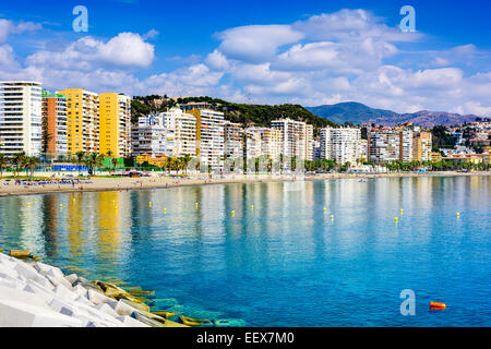 Malaga, Spagna skyline sulla spiaggia a Playa de la Malagueta. Foto Stock