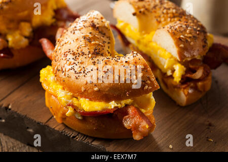 Sostanziosa colazione panino su un bagel con uova pancetta e formaggio Foto Stock