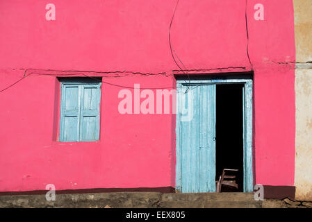 Davanti a una casa in Aksum, Axum, Tigray, Etiopia, Africa Foto Stock