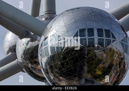 L'Atomium è un edificio di Bruxelles originariamente costruito per Expo 58, progettato da André Waterkeyn, André e Jean Polak Foto Stock