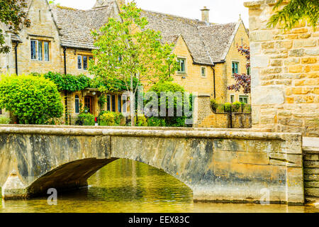 Il Fiume Windrush in esecuzione attraverso Bourton sull'acqua in Cotswolds, Gloucestershire, UK. Foto Stock