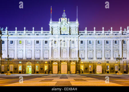 Madrid, Spagna presso il Palazzo Reale di notte. Foto Stock