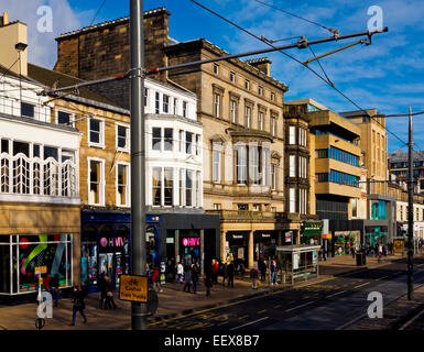 Vista di Princes Street, la principale via dello shopping nel centro di Edimburgo in Scozia UK con gli acquirenti e i pedoni Foto Stock