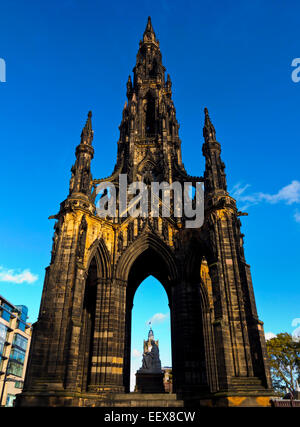 Il monumento di Scott un gotico vittoriano memorial all'autore di Sir Walter Scott in giardini di Princes Street Edinburgh Scotland Regno Unito Foto Stock