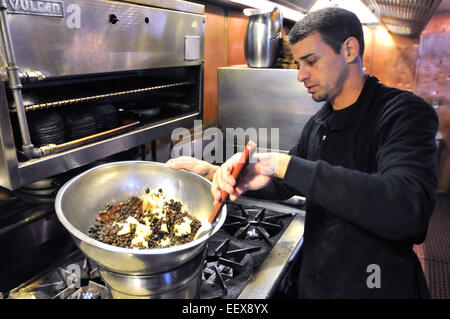 Mousse al cioccolato facendo (Marco Severino, supervisore di cucina si fonde il cioccolato e il burro) alla salvia in New Haven. Foto Stock