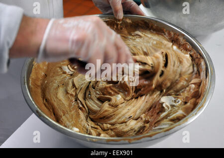 Mousse al cioccolato rendendo alla salvia in New Haven. Bill Nunes, prep mix cook fino la mousse. Foto Stock