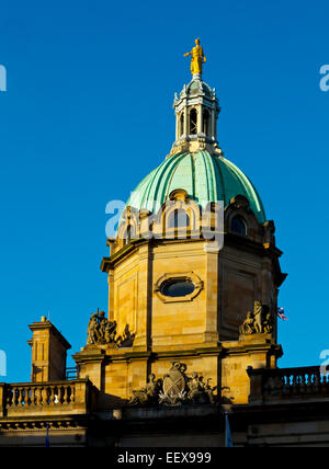 Statua dorata di fama sulla sommità della cupola della Royal Bank of Scotland capo ufficio nel centro di Edimburgo in Scozia UK Foto Stock