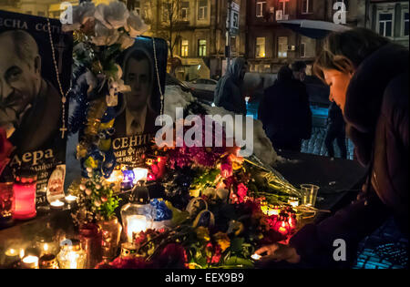 Kiev, Ucraina. Il 22 gennaio, 2015. Una donna accende una candela al monumento ai caduti gli eroi. -- Oggi, 22 gennaio 2015, un anno dopo la data di morte nel centro della città del primo attivisti Euromaidan - Michael bielorussi Zhiznevsky e armeno Sergei Nigoyan. Credito: Igor Golovnov/Alamy Live News Foto Stock