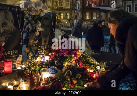 Una donna accende una candela al monumento ai caduti gli eroi. Il 22 gennaio, 2015. -- Oggi, 22 gennaio 2015, un anno dopo la data di morte nel centro della città del primo attivisti Euromaidan - Michael bielorussi Zhiznevsky e armeno Sergei Nigoyan. © Igor Golovniov/ZUMA filo/Alamy Live News Foto Stock