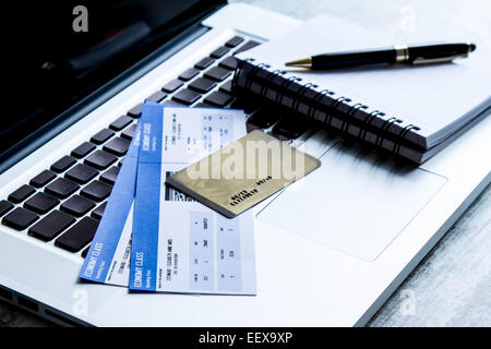 Acquisto di biglietti aerei on line con la carta di credito Foto Stock