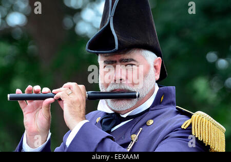 Bob Miorelli di "maestri sofferente di 1812' incendio e drum corps suona il piffero durante una esibizione presso la città di Clinton 350esimo anniversario del festival. CT STATI UNITI D'AMERICA Foto Stock
