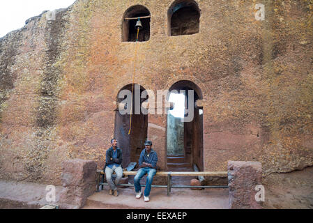 Pellegrini in Bete Medhane Alem chiesa Lalibela, Etiopia Foto Stock