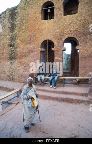 Pellegrini in Bete Medhane Alem chiesa Lalibela, Etiopia Foto Stock