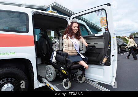 La sig.ra carrozzella America, Jennifer Lynn Adams, tenta di eseguire una delle nuove MV-1 alimentati a gas naturale accessibile in sedia a rotelle taxi come ha visitato la Metro Taxi sede in West Haven venerdì. Metà del Metro flotta di taxi, 70 in totale, sono accessibili a persone su sedia a rotelle. Foto Stock