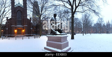 Panoramica di Yale del vecchio Campus è rivestito in neve fin da sabato sera. Foto Stock