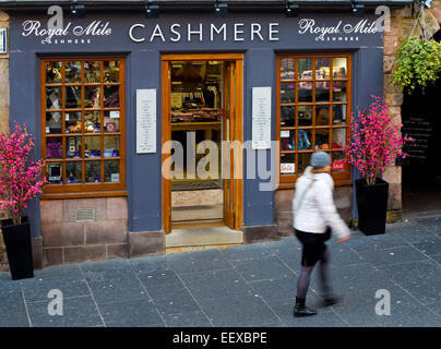 Donna camminare davanti a un negozio di Cashmere sul Royal Mile di una famosa strada nel centro di Edimburgo in Scozia UK Foto Stock