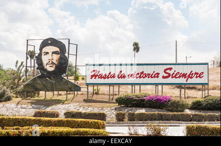 Tipica di grandi cartelloni stradali immagine della famosa nazionale eroe rivoluzionario e patriota Che Guevara, a Camaguey, Cuba è la terza città più grande Foto Stock