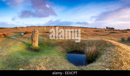 Una vista panoramica della Hurlers cerchio di pietra a serventi a Bodmin Moor in Cornovaglia Foto Stock