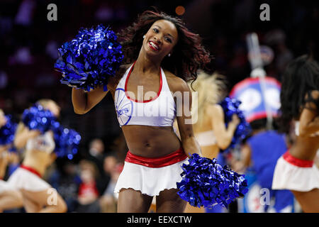 21 gennaio 2015: PHILADELPHIA 76ers Dream Team esegue durante il gioco NBA tra New York Knicks e la Philadelphia 76ers presso la Wells Fargo Center di Philadelphia, Pennsylvania. New York Knicks ha vinto 98-91. Foto Stock