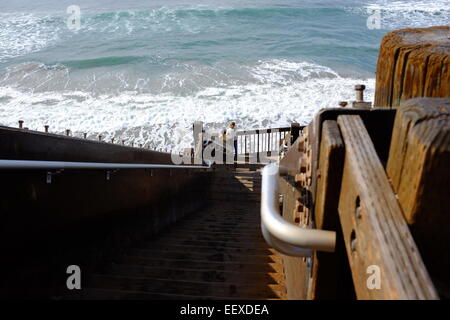 Navigare al Grandview accesso alla spiaggia in Encinitas, CA Foto Stock