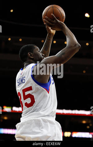 21 gennaio 2015: PHILADELPHIA 76ers center Henry Sims (35) Spara la palla durante il gioco NBA tra New York Knicks e la Philadelphia 76ers presso la Wells Fargo Center di Philadelphia, Pennsylvania. New York Knicks ha vinto 98-91. Foto Stock