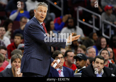 21 gennaio 2015: PHILADELPHIA 76ers head coach Brett Brown reagisce durante il gioco NBA tra New York Knicks e la Philadelphia 76ers presso la Wells Fargo Center di Philadelphia, Pennsylvania. New York Knicks ha vinto 98-91. Foto Stock