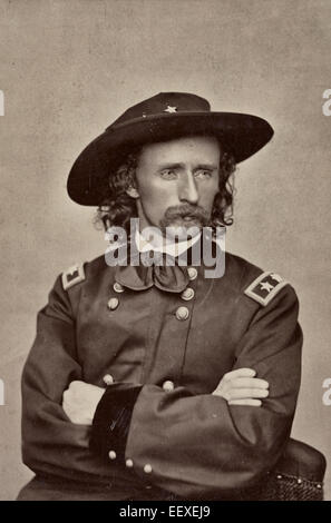 Il maggiore generale George Armstrong Custer della seconda esercito regolare reggimento di cavalleria, quinto esercito regolare reggimento di cavalleria, aiutante di campo U.S. Volontari reggimento di fanteria, e in generale il personale U.S. Volontari reggimento di fanteria in uniforme, 1865 Foto Stock