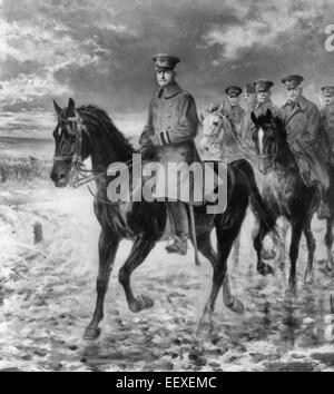 John Joseph Pershing, 1860-1948, a piena lunghezza e a cavallo, rivolto verso sinistra, seguito da altri a cavallo, tutti in uniforme, circa 1919 Foto Stock