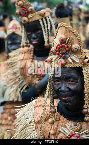 Gli artisti interpreti o esecutori con sbavature di facce, Ati Atihan Festival, Kalibo, Aklan, Western Visayas Regione, Panay Island, Filippine. Foto Stock