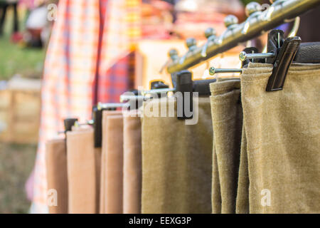 La seta appeso sulla ringhiera del negozio. Foto Stock