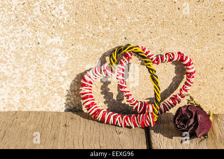 Due cuori e rose su un di legno Foto Stock