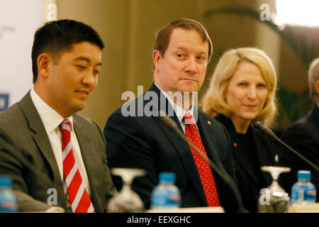 Phnom Penh Cambogia. 23 gen 2015. Louis Vachon (C), presidente e amministratore delegato della Banca nazionale del Canada e Damir Karassayev (L), il cambogiano bancario ABA, presidente di tenere una conferenza stampa congiunta in Phnom Penh Cambogia, 23 gennaio, 2015. La Banca nazionale del Canada ha deciso di aumentare le sue quote di partecipazione della Banca ABA al 42% dall'attuale 30 percento. © Phearum/Xinhua/Alamy Live News Foto Stock