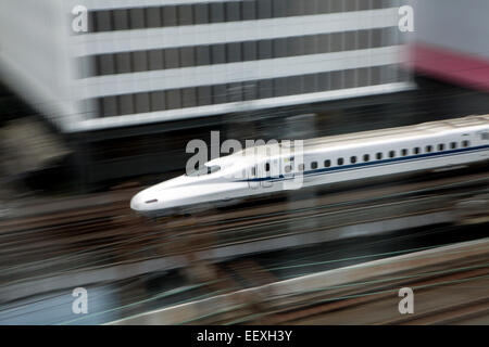 Velocizzando il treno Shinkansen Foto Stock