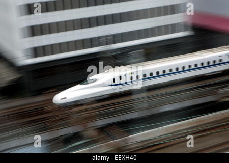 Velocizzando il treno Shinkansen Foto Stock