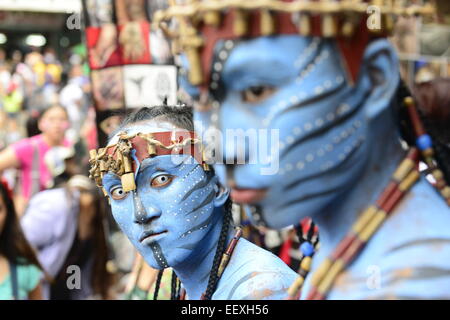 Gli artisti interpreti o esecutori indossando vivaci costumi durante l'Ati Atihan festival. Foto Stock