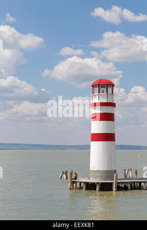 Il lago di Neusiedl, faro in Podersdorf am See, la parte settentrionale del Burgenland, Burgenland, Austria Foto Stock