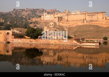 Forte Amber e il Lago Maota, Jaipur, Rajasthan, India Foto Stock