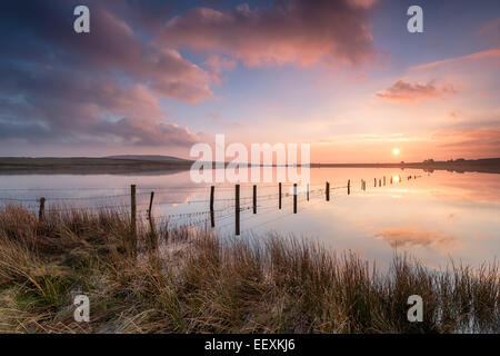 Bellissimo Tramonto spettacolare su Dozmary Pool su Bodmin Moor in Cornovaglia e ha detto di essere dove King Arthur ha incontrato la donna del Lago Foto Stock