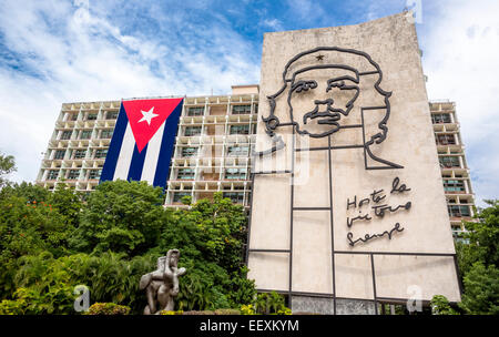 Ernesto Che Guevara come un arte di installazione e la propaganda opera d'arte su un muro di casa sulla Piazza della Rivoluzione, muro di casa del Foto Stock