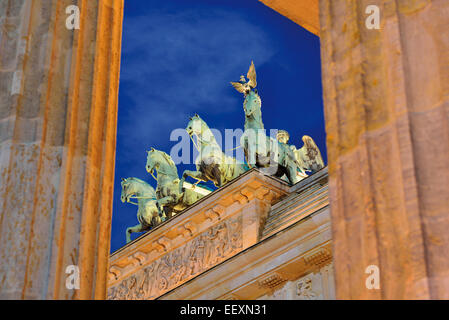 Germania Berlino: dettagliate della quadriga attraverso le colonne della Porta di Brandeburgo di notte Foto Stock