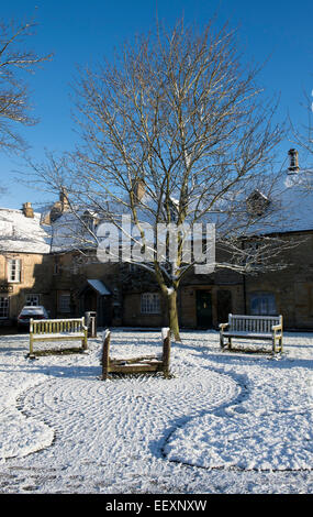 Le scorte in coperta di neve sulla piazza del mercato. Stow on the Wold, Cotswolds, Gloucestershire, Inghilterra Foto Stock