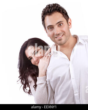 Ritratto di coppia felice isolato su sfondo bianco, gioiosa donna guarda sulla sua spalla uomini, rapporto romantico Foto Stock