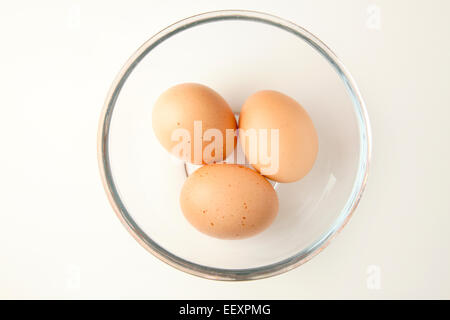 Tre Brown Free Range le uova in una ciotola di vetro Foto Stock